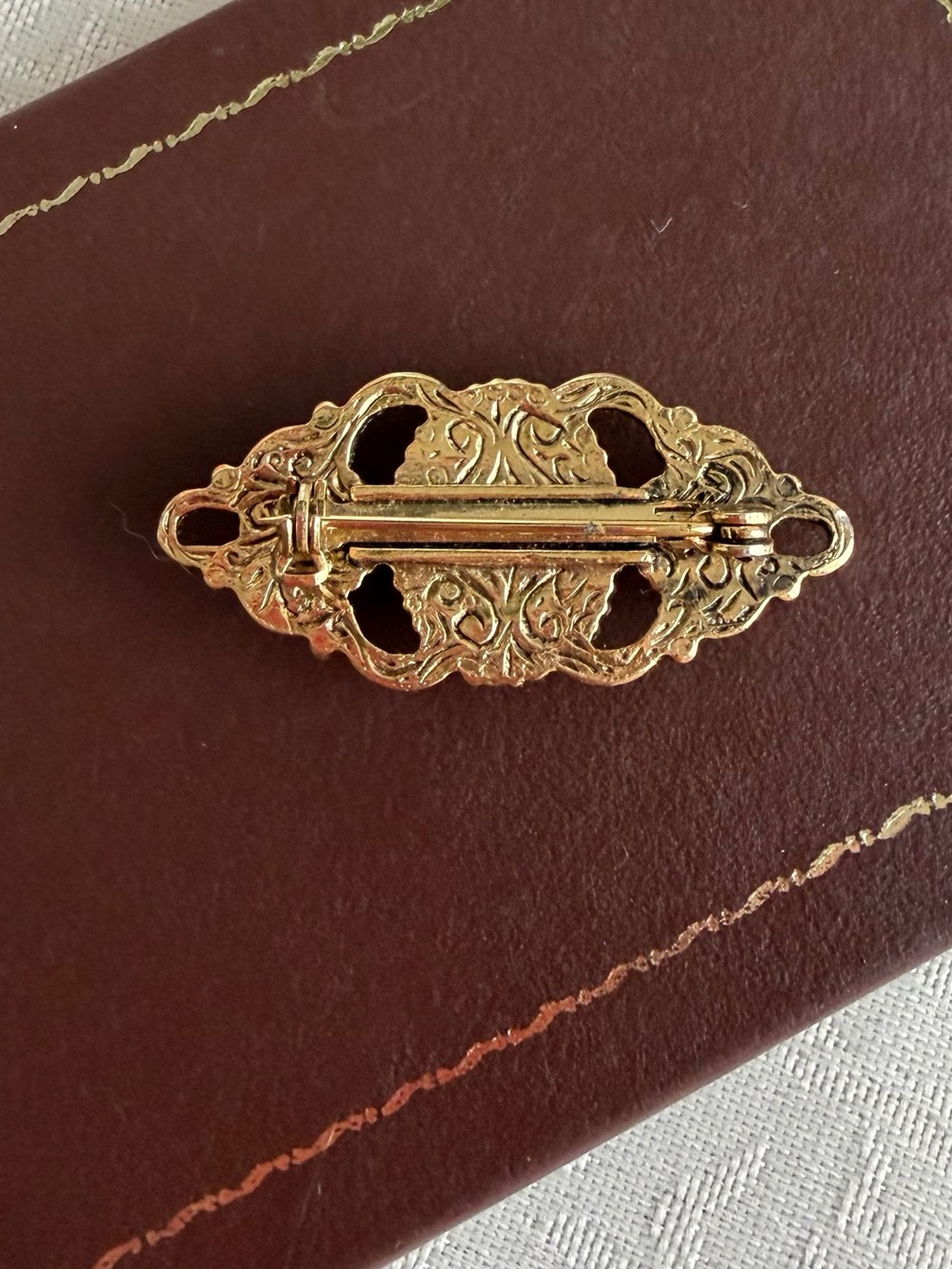Gold Pearl-Accent brooch - Women Jewelry - Picture 2 of 3